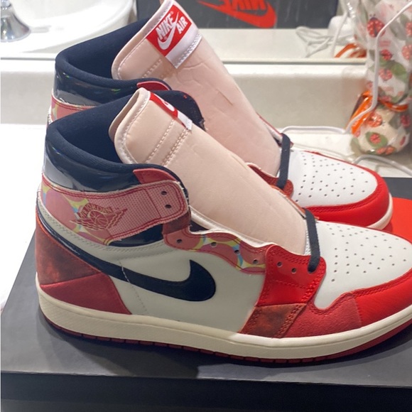 Jordan 1 spider verse - Picture 3 of 5